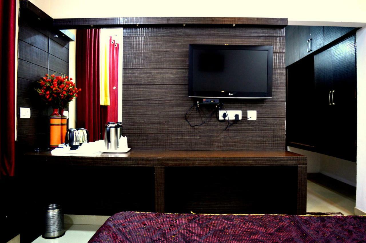 גורקפור Hotel Pradeep Palace מראה חיצוני תמונה